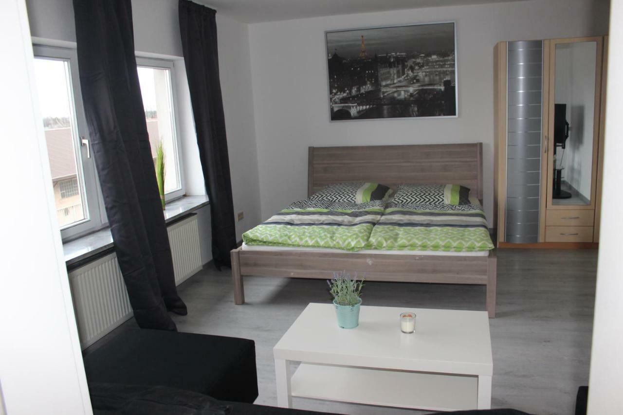Gut gelegenes Appartment mit Wifi, Parkplatz, Wama, Trockner usw. Kaiserslautern Exterior foto